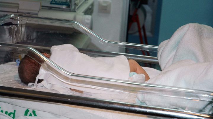 Bebé nace fuera del útero y logra sobrevivir; el raro caso médico que sorprende al mundo