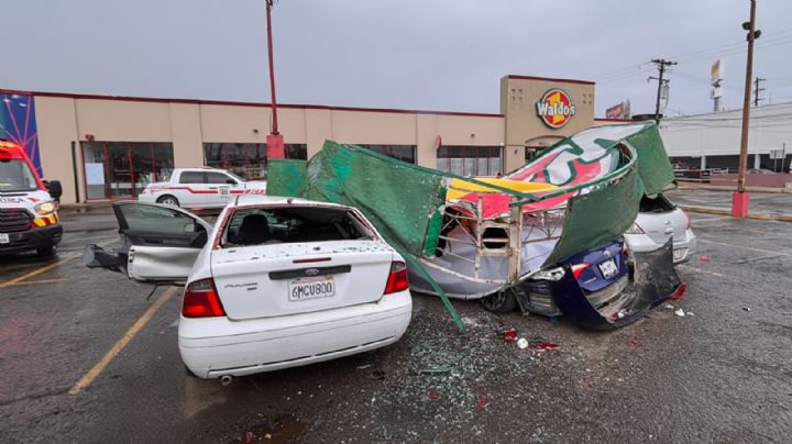 Otro accidente en Waldo's: Letrero se desploma y cae sobre autos estacionados en Tijuana