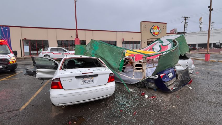 Otro accidente en Waldo's: Letrero se desploma y cae sobre autos estacionados en Tijuana