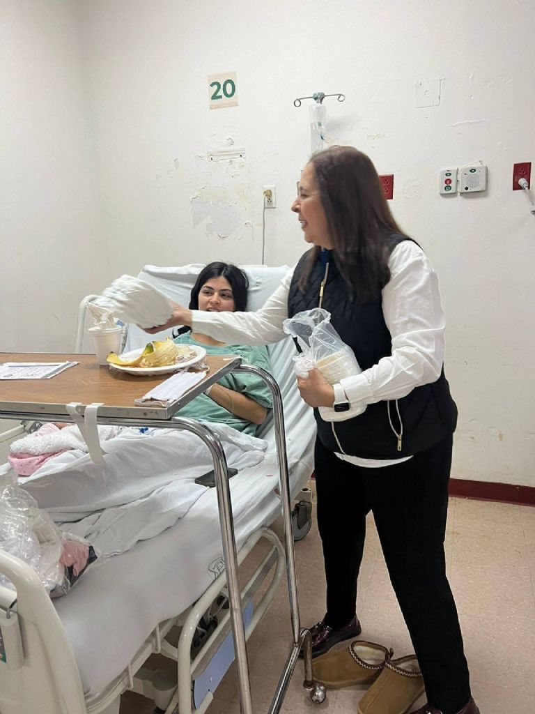 Gabriela Nacamendi Cervantes con la joven madre 