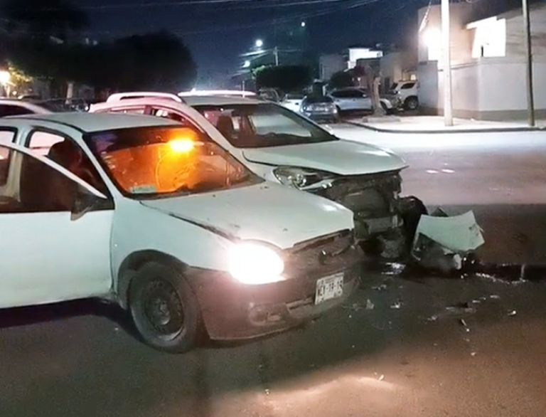 Los dos automóviles sufrieron daños en la parte frontal y lateral