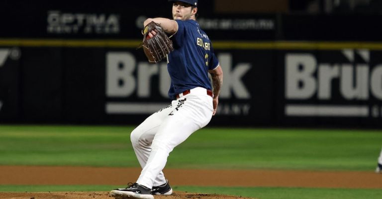 Edwards inició el encuentro por Tucson