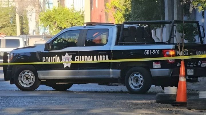 Localizan sin vida a indigente en una plaza de Guadalajara; tenía heridas de arma punzocortante