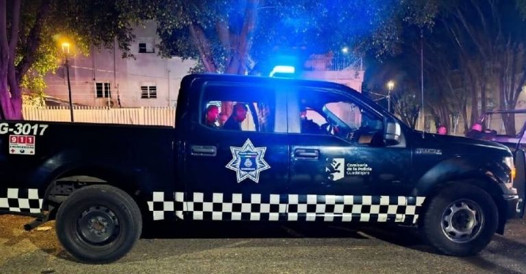 Hombre es apuñalado por la espalda afuera de un motel de Guadalajara, Jalisco.