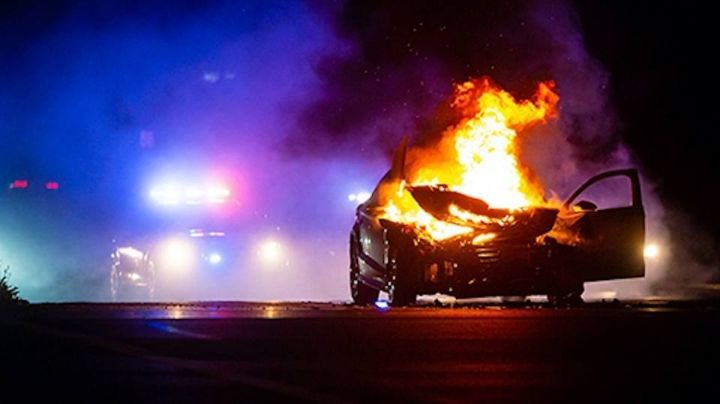 Vehículo incendiado activa intensa movilización en Nogales; propietario sospecha de su vecino