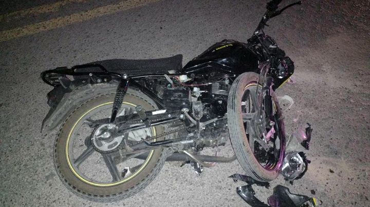 Pareja acaba en el hospital tras accidente en Nogales; taxi chocó moto en la que viajaban