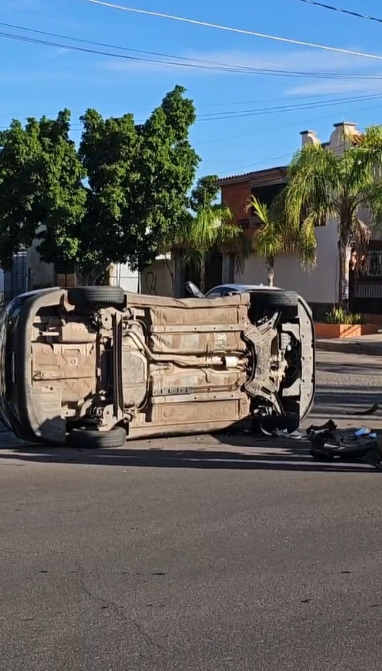 Una tremenda volcadura se registró entre las calles Náinari y Huatachive de Ciudad Obregón