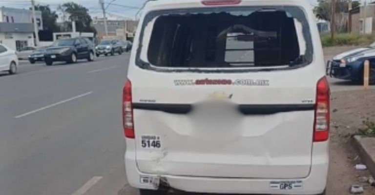 La unidad automotriz resultó con daños en el parabrisas trasero.