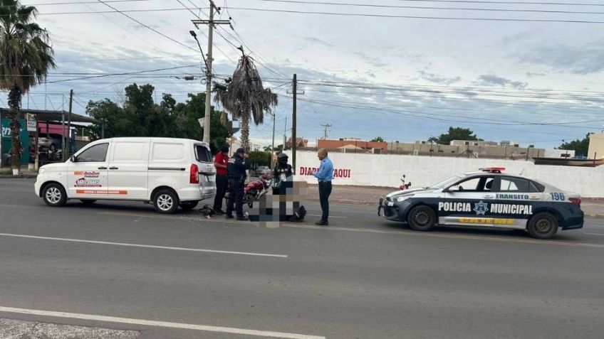 Motociclista resulta herida tras chocar contra vagoneta en Ciudad Obregón; fue hospitalizada
