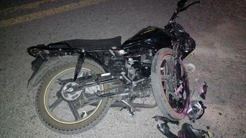 Pareja acaba en el hospital tras accidente en Nogales; taxi chocó moto en la que viajaban
