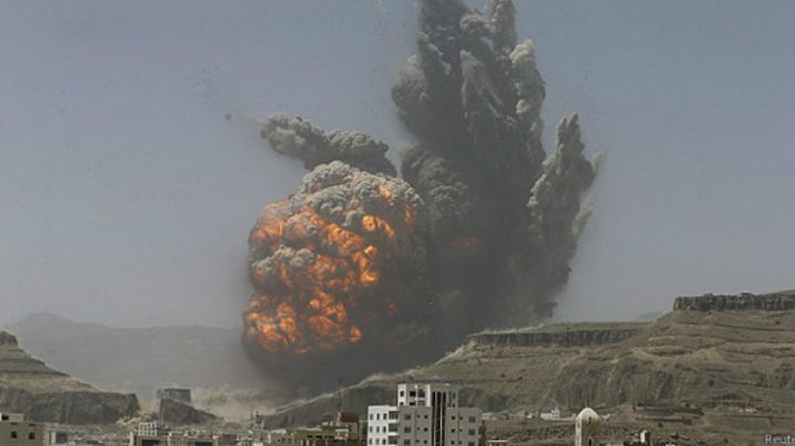 VIDEO: Arabia Saudita bombardea puerto en Yemen por embarque de armas desde Emiratos Árabes