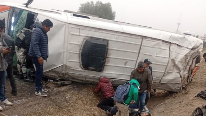 Cierre de año accidentado en Edomex: Fuerte volcadura de combi deja al menos 12 lesionados