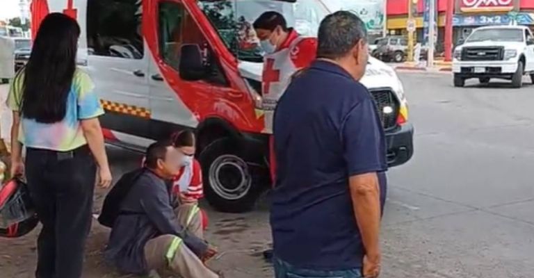 Motociclista resultó lesionado tras ser embestido por la calle 200 y Otancahui. 