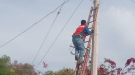 Foto que representa a Ayuntamiento de Guaymas trabaja en la rehabilitación de alumbrado público en el Valle de Guaymas