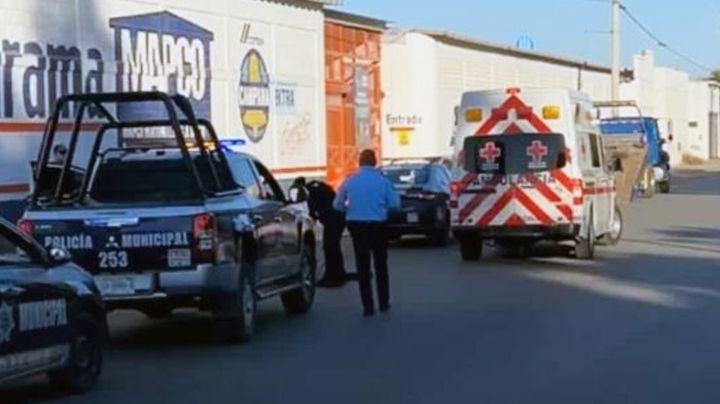 Accidente en Ciudad Obregón: Conductor chocó contra espectacular y dejó su auto abandonado