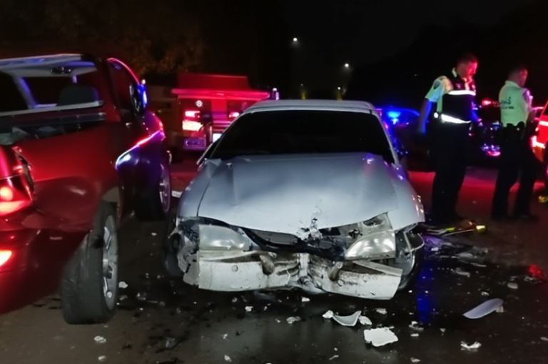 El automóvil implicado quedó con el frente destrozado