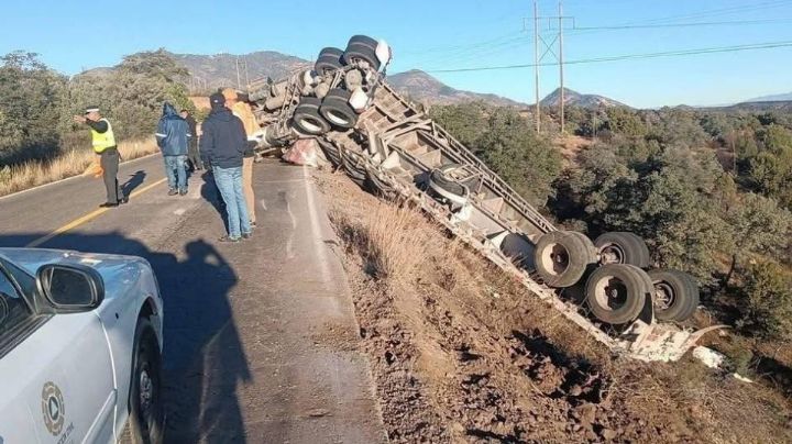 Tráiler cargado con cobre sufre volcadura y termina fuera del camino en una carretera de Sonora