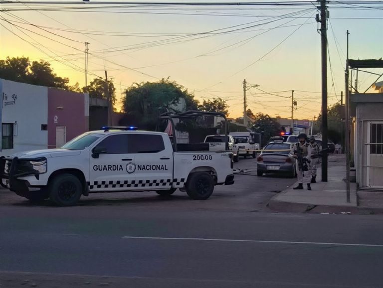 La calle donde sucedió el crimen fue cerrada por las autoridades