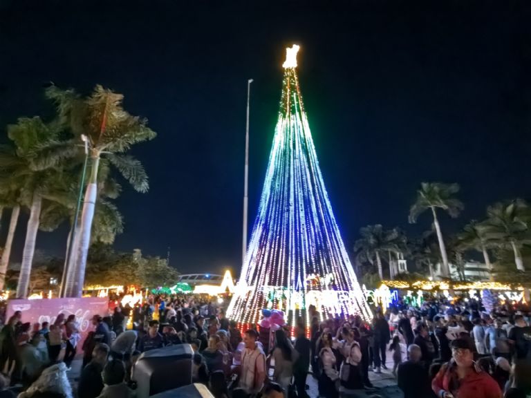 Ciudad Obregón se ilumina con encendido del árbol y un espectáculo navideño con más de 200 mil luces