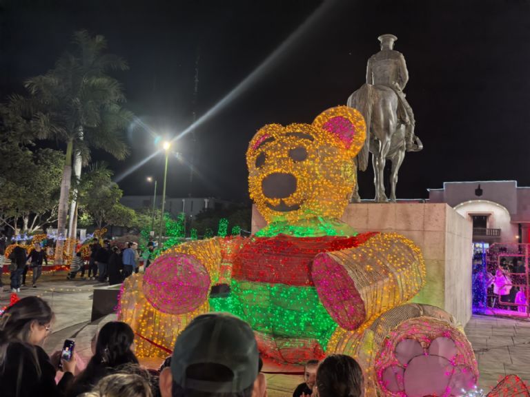 Ciudad Obregón se ilumina con encendido del árbol y un espectáculo navideño con más de 200 mil luces