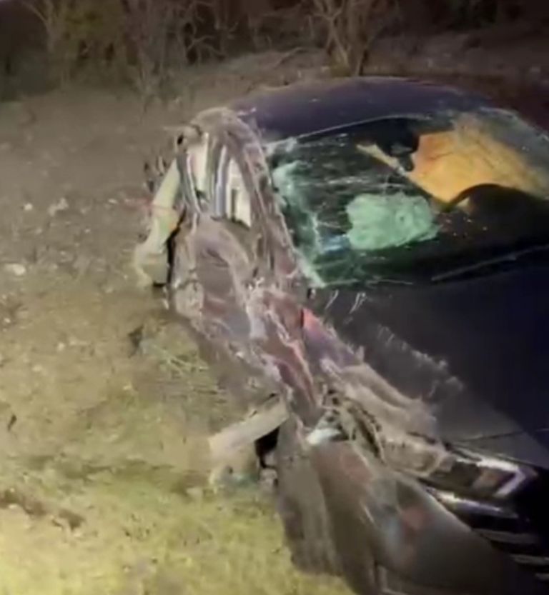 El sedán volcó fuera del camino con tres personas a bordo