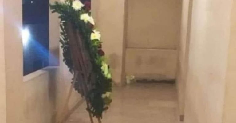Manda corona fúnebre a su pareja para amenazarla de muerte