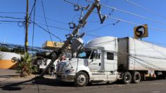 Tráiler derriba poste eléctrico al sur de Hermosillo; causó fallas en semáforos de la zona