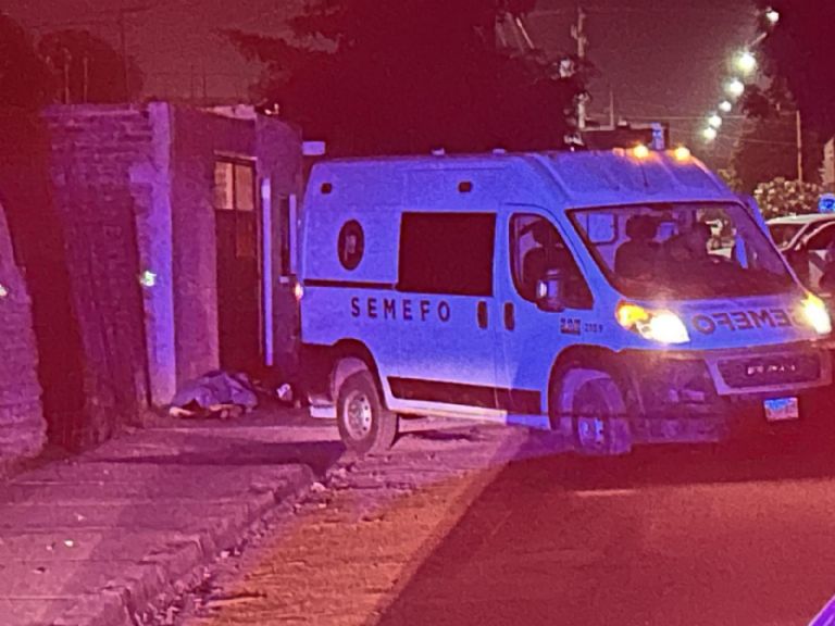 El cuerpo de las víctimas quedó tendido sobre la banqueta