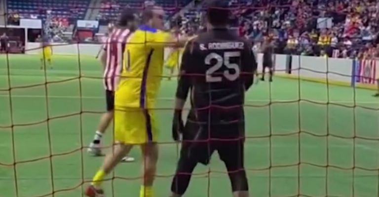 uauhtémoc Blanco explota y golpea a Sergio Rodríguez en el Clásico de Leyendas en Texas