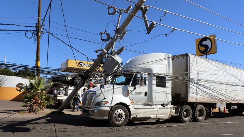 Tráiler derriba poste eléctrico al sur de Hermosillo; causó fallas en semáforos de la zona