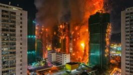 Foto que representa a Sube a 160 el número de muertos por VORAZ INCENDIO en Hong Kong; aún buscan a desaparecidos