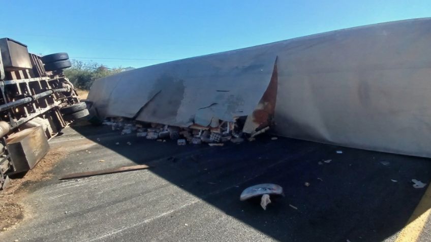 Volcadura de dos tráileres bloquea carretera México 15 en Sonora; autoridades evitan rapiña