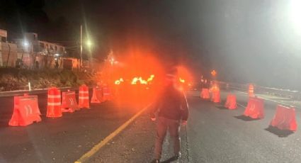 Caos en la autopista México-Cuernavaca: Tráiler sufre volcadura y se incendia en Tlalpan