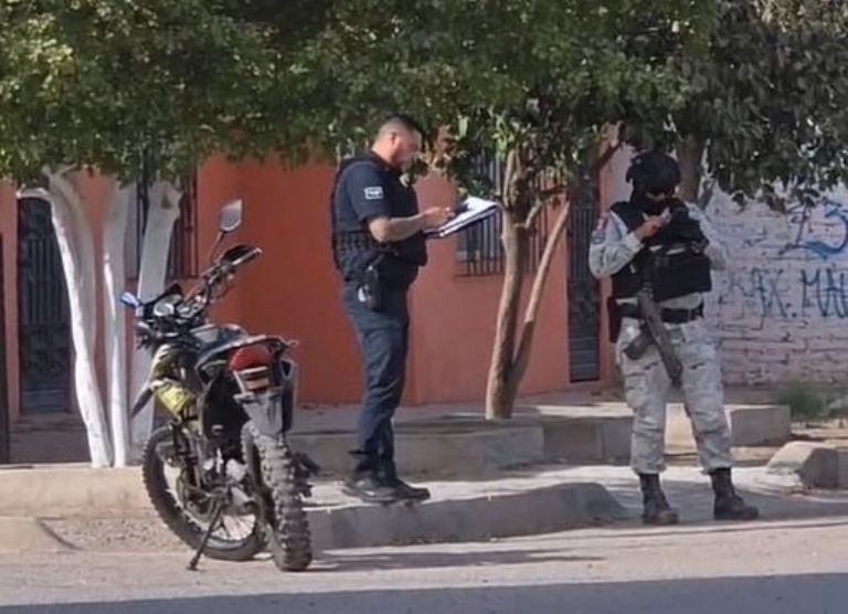 La motocicleta en la que viajaba el hombre herido