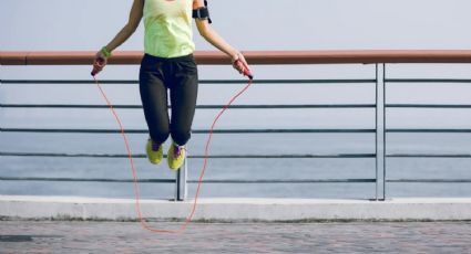 Brincar la cuerda, un ejercicio efectivo para bajar de peso y quemar calorías