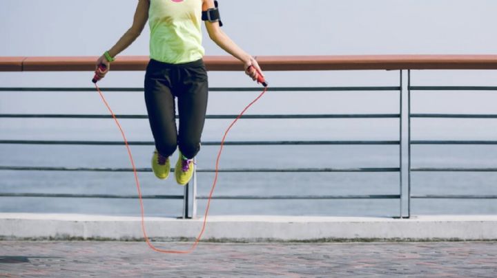 Brincar la cuerda, un ejercicio efectivo para bajar de peso y quemar calorías