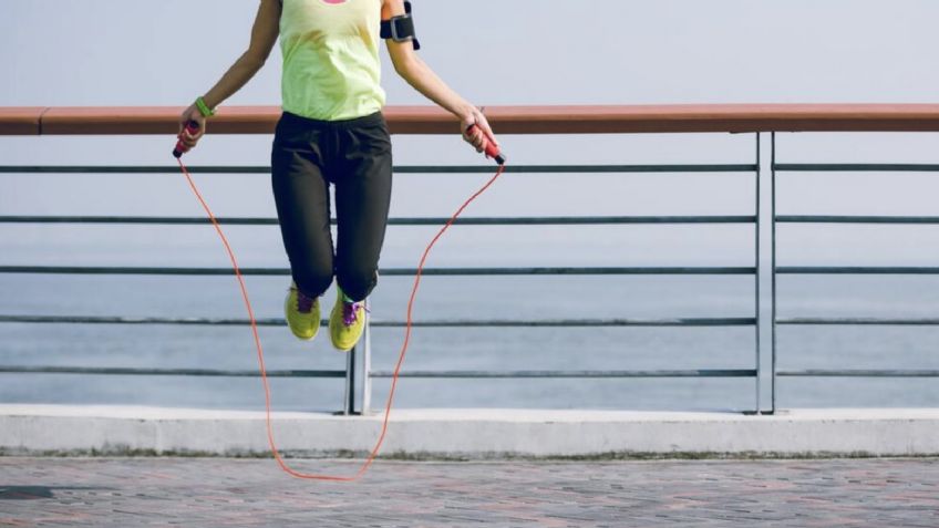 Brincar la cuerda, un ejercicio efectivo para bajar de peso y quemar calorías