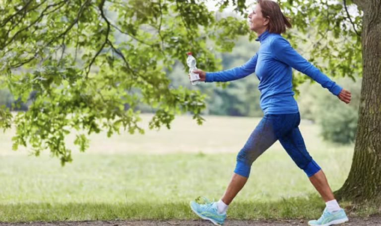 Conoce los mejores consejos para bajar de peso caminando. Foto: Facebook