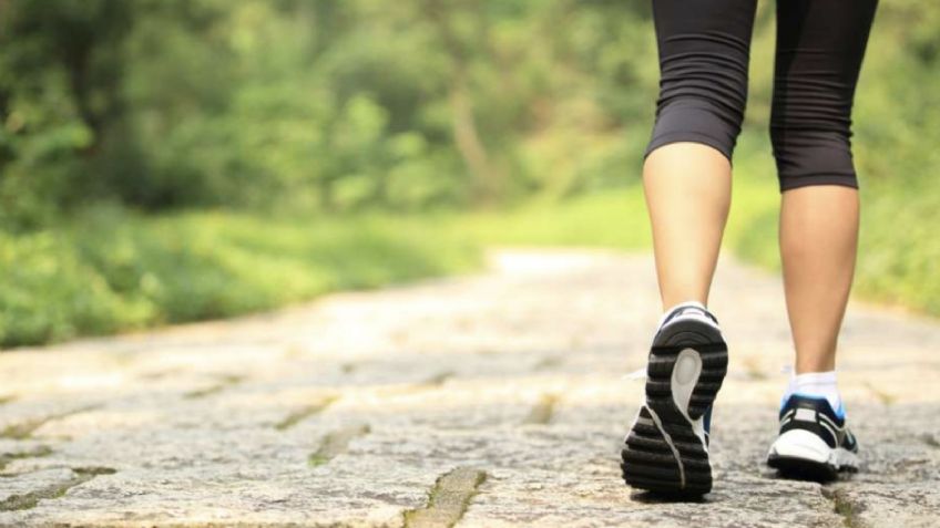Caminar ayuda a bajar de peso: Sigue estas 5 claves para quemar grasa de forma efectiva