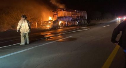 Autobús con 38 pasajeros se incendia en Ahome; no hay heridos