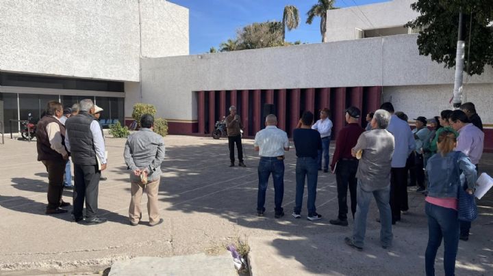 Jubilados se manifiestan en las instalaciones del Issste Navojoa