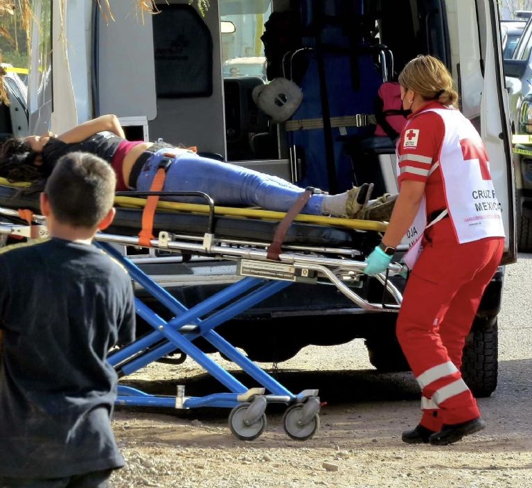 La víctima fue socorrida por paramédicas y llevada a un hospital
