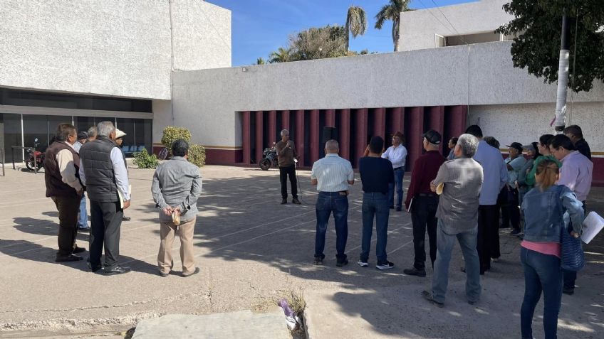 Jubilados se manifiestan en las instalaciones del Issste Navojoa