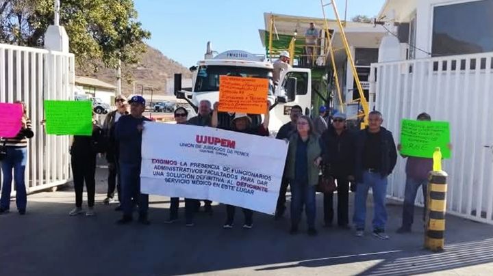 Por falta de servicio médico, jubilados y empleados protestan en planta de Pemex Guaymas