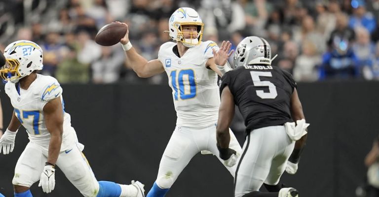 Herbert dirige los controles ofensivos de los Chargers