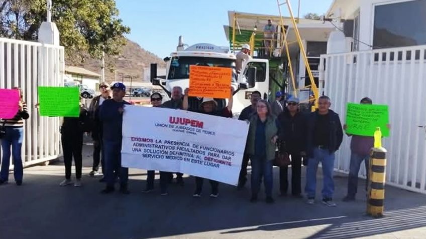 Por falta de servicio médico, jubilados y empleados protestan en planta de Pemex Guaymas