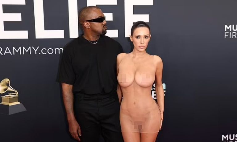 Esposa de Kanye West causa indignación al aparecer sin ropa en los Grammy 2025