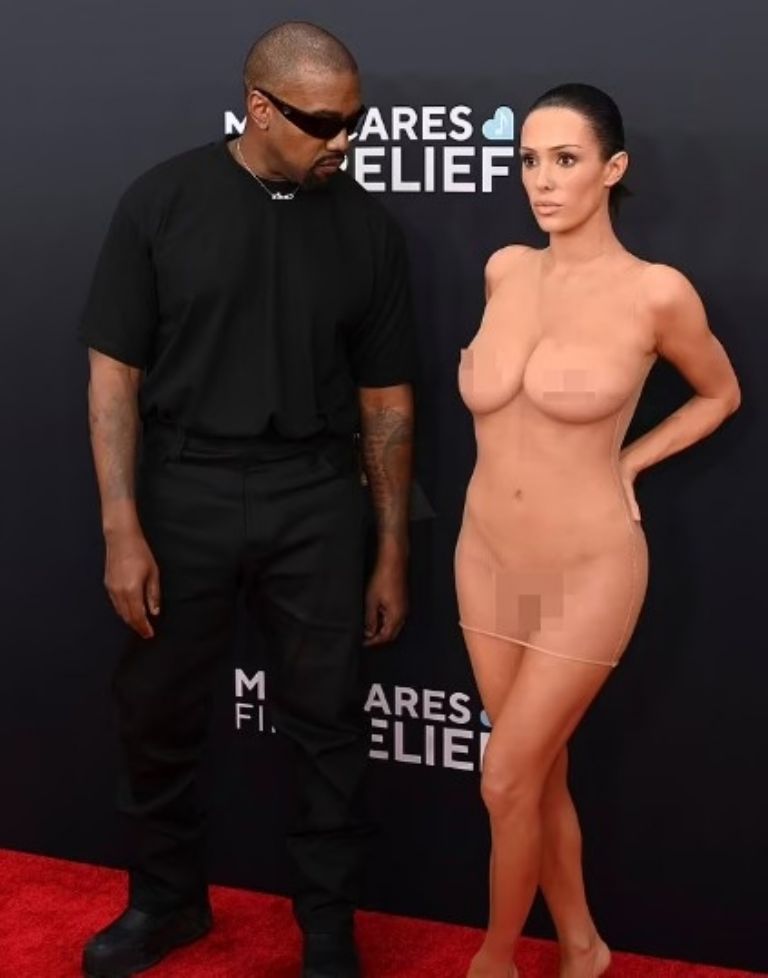 Bianca causa indignación con su atuendo transparente.