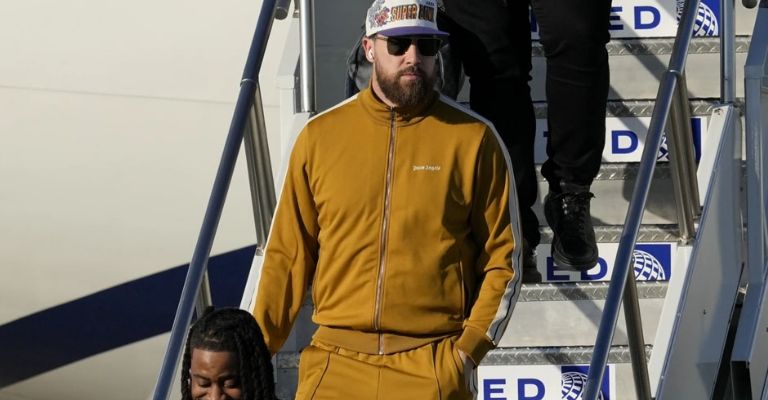 Travis Kelce desciende del vión