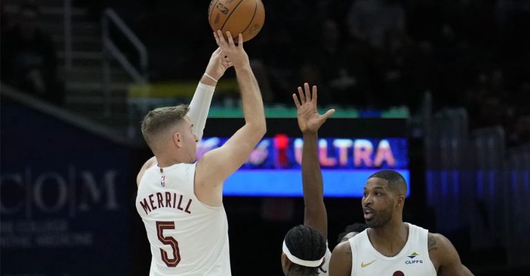 Merrill dispara para encestar uno de sus triples